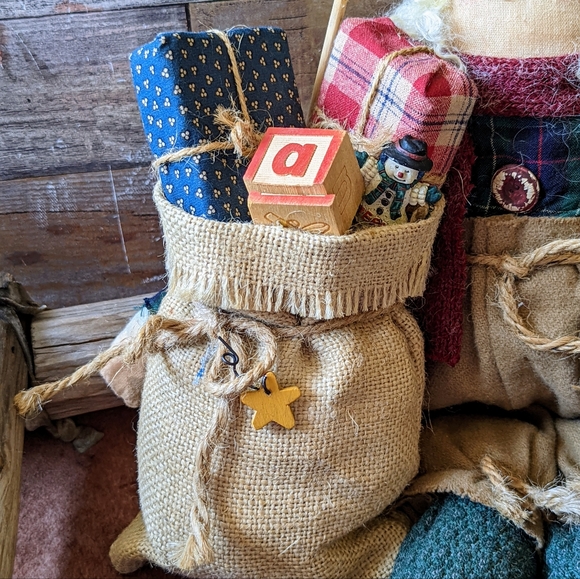 Vintage Collectible Santa With Bag of Goods & Lots of Detail - Picture 5 of 14